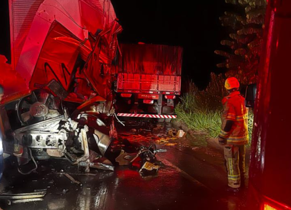 Caminhoneiro morre em grave acidente envolvendo duas carretas na BR-381, em Jaguaraçu