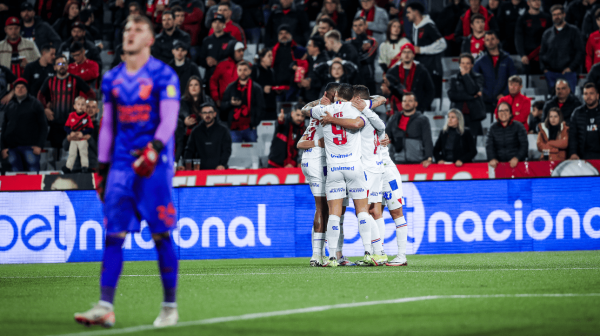 Jogadores do Bahia comemorando gol sobre o Athletico-PR, pelo Brasileiro (foto: Rafael Rodrigues)