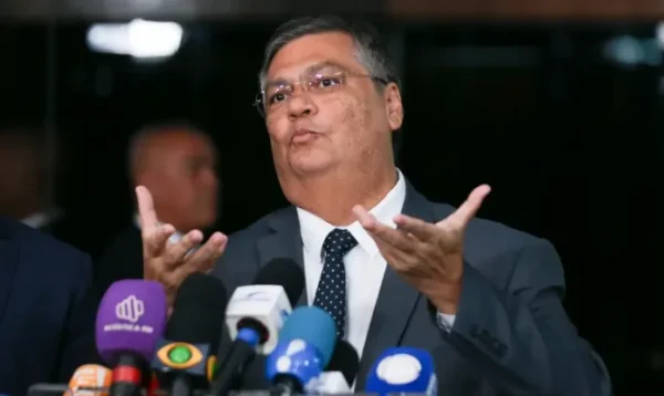 Barroso avalia que posse de Dino no STF deve ocorrer em fevereiro