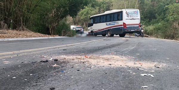 Batida entre moto e ônibus deixa dois mortos na MG-409 em Teófilo Otoni