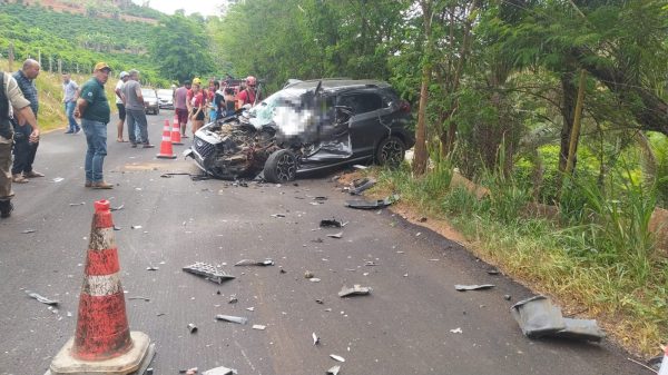 Batida entre três veículos na MG-329 em Caratinga, deixa motorista morto