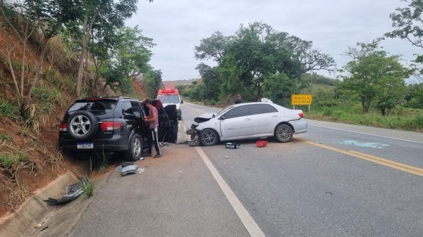 Batida frontal entre dois carros deixa duas pessoas mortas na BR-381