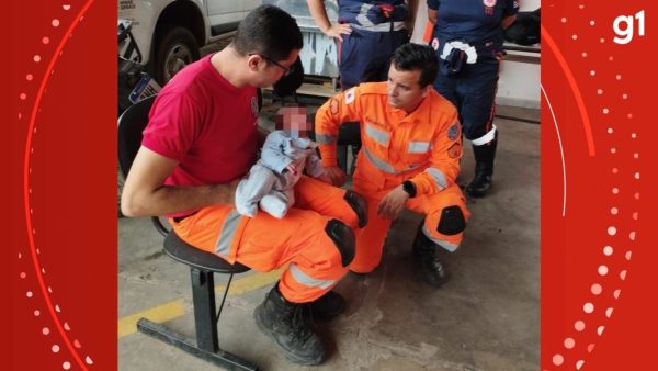 Bebê engasgado é salvo após pai entrar desesperado com filho sem respirar no Pelotão dos bombeiros em Caratinga