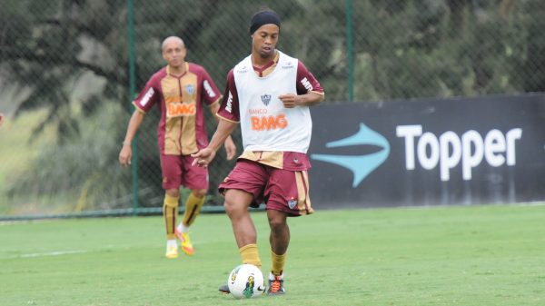 Bernard relembra chegada de Ronaldinho ao Atlético: ‘Achei que o CT foi roubado’