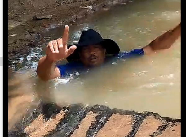 PROTESTO por torneiras secas: Vídeo mostra o vereador de Fabriciano mergulhando em cratera deixado pela Copasa em avenida