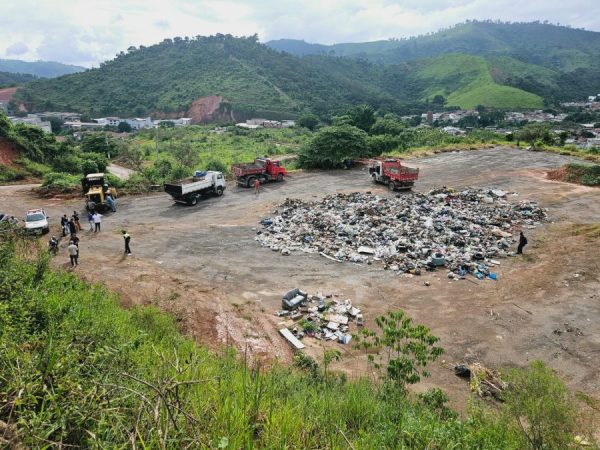 Bota-fora clandestino no bairro John Kennedy: Prefeitura de Timóteo paralisa atividades e multa envolvidos