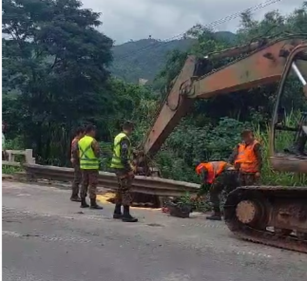 Veja Vídeo: Ponte na BR 381 próximo a Jaguaraçu (MG) interdita o trânsito nos dois sentidos