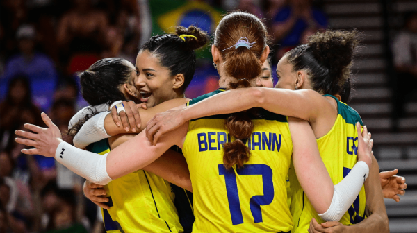 Jogadoras de vlei da Seleo Brasileira na VNL (foto: Reproduo/FIVB)