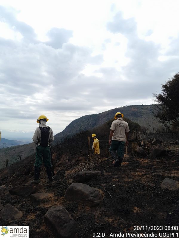 Brigadistas do IEF fazem trabalho de rescaldo no Pico da Ibituruna