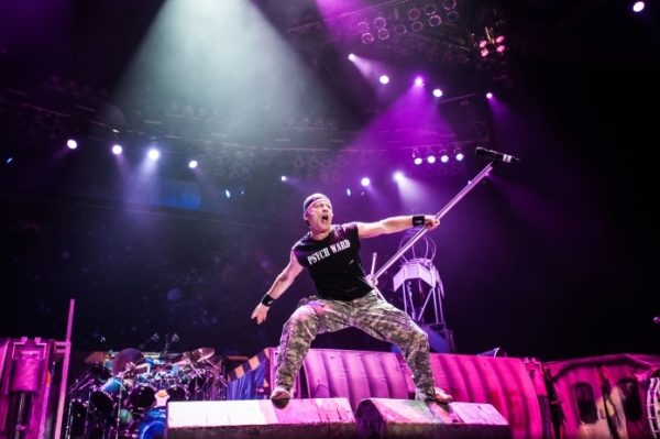 Bruce Dickinson com o Iron Maiden em Moscou, em 2011