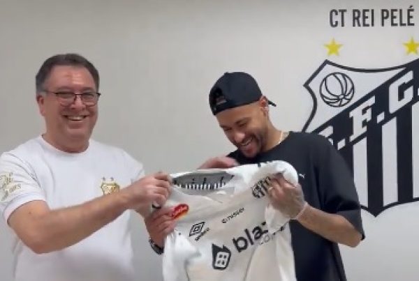 Neymar recebe camisa do Santos aps assinar contrato (foto: Divulgao/Santos)