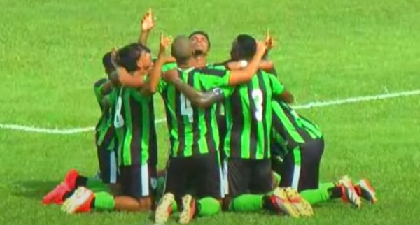 Elenco do Amrica celebra gol na Copinha (foto: Reproduo/FPF)