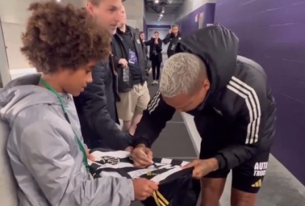 Deyverson, do Atltico, autografa camisa para Kauan Basile, da base do Santos (foto: Reproduo)