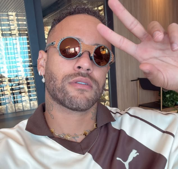 Neymar, em stories do Instagram, fazendo sinal de paz e amor com a mo (foto: Reproduo / Instagram)