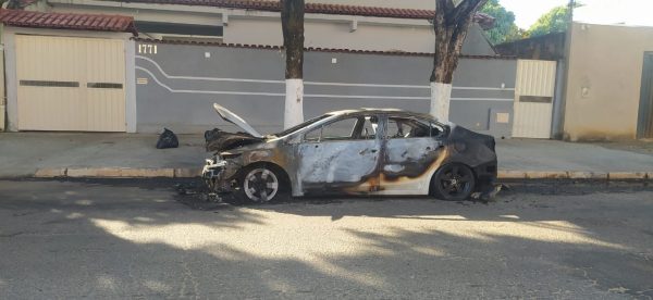 Carro avaliado em R$ 73 mil, é incendiado em Governador Valadares; 
homem é visto ateando fogo