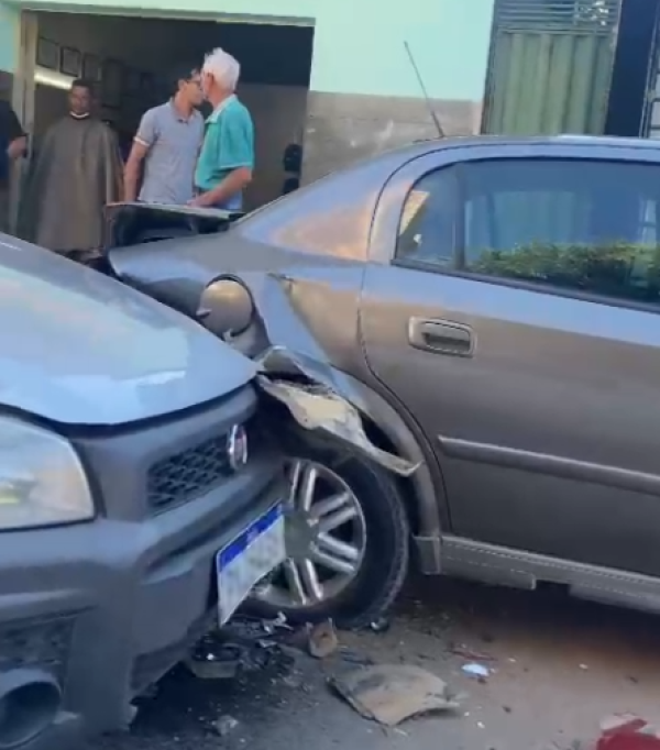 Carro bate em quatro veículos parados em Ipaba