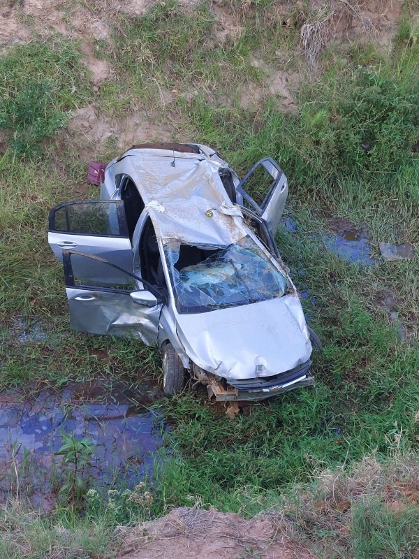 Carro cai em ribanceira na MGC-381 e idosa morre, em Divino das Laranjeiras