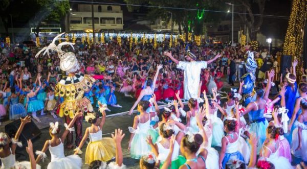 Centro Sul da cidade de Timóteo parou para aplaudir o Ballet do Projeto Margaridas