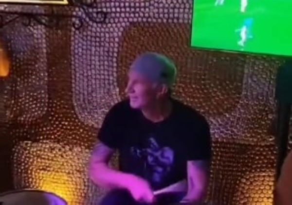 Chad Smith toca Legião Urbana em bar do Rio de Janeiro antes de show do Red Hot Chili Peppers; veja