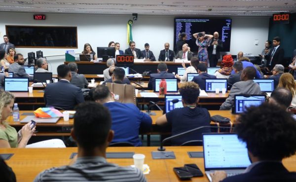 Comissão da Câmara dos Deputados aprova projeto que proíbe o casamento entre pessoas do mesmo sexo