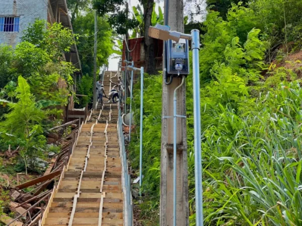 Construção de escadaria e iluminação facilitam o acesso em ligação do Forquilha com Morro São Francisco