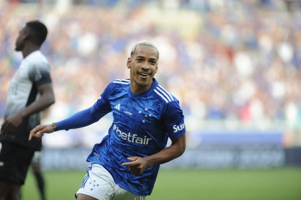 Cruzeiro bate Corinthians, volta a vencer e vai ao G6 do Campeonato Brasileiro