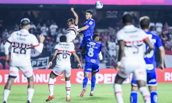 Cruzeiro comete falhas, tem jogador expulso e perde para São Paulo no Brasileiro