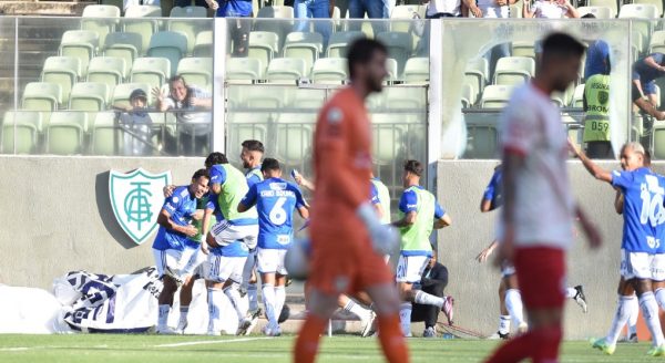 Cruzeiro faz jogo quase perfeito e vence o Bragantino pelo Campeonato Brasileiro