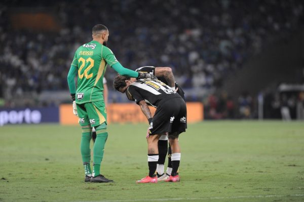 Arana volta a sentir dores,  consolado por companheiros e deixa clssico nos minutos iniciais (foto: Alexandre Guzanshe/EM/D.A Press)