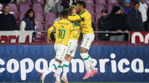 Jogadores do Cuiab comemorando gol sobre Lans, pela Copa Sul-Americana (foto: Marcos Brindicci/AFP)