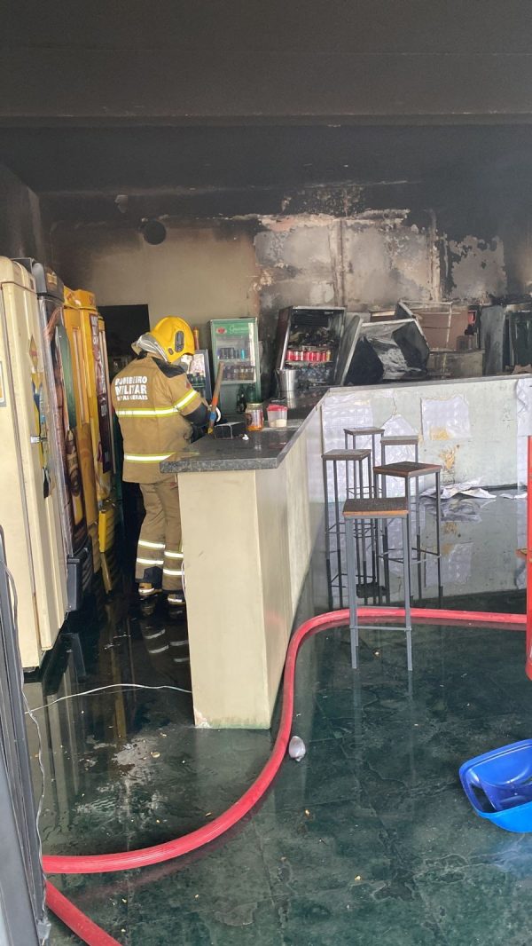 Curto-circuito em aparelhos de refrigeração de bebidas faz bar pegar fogo no Leste de Minas