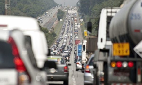 DER-MG publica portaria que restringe tráfego de veículos pesados durante os feriados de 2025