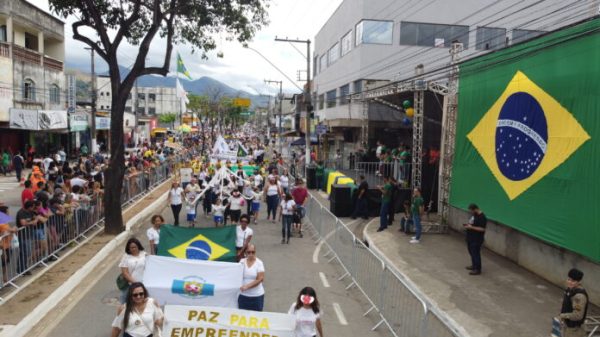 Milhares de pessoas prestigiam desfile de 7 de setembro em Coronel Fabriciano