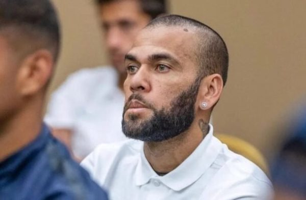 Daniel Alves fecha acordo e vai pagar dívida de quase R$ 1 milhão