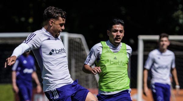 Daniel Jnior em treino pelo Cruzeiro, ao lado de Neto Moura (foto: Gustavo Aleixo/Cruzeiro)