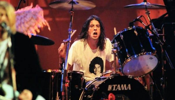 15 milhões em 4 anos: Dave Grohl e a surpreendente fortuna construída como baterista do Nirvana