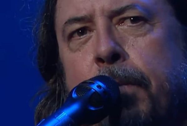 Dave Grohl emocionado