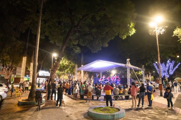 Decoração da praça 1º de Maio dá início ao Natal de Luzes em Ipatinga