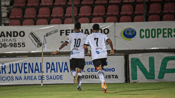 Jogadores do Serra comemorando gol sobre Democrata-SL, pela Srie D do Campeonato Brasileiro (foto: Kamilla Barcellos/Serra FC)