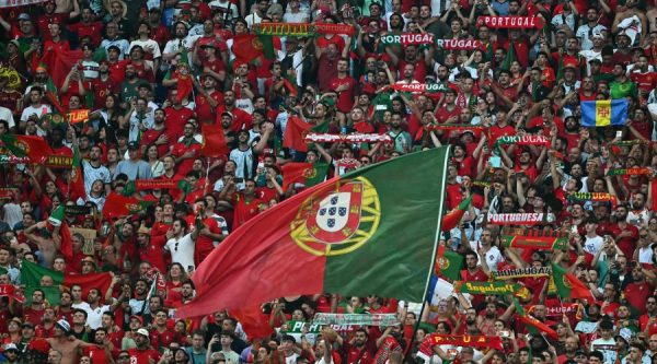 Torcida de Portugal (foto: KENZO TRIBOUILLARD)