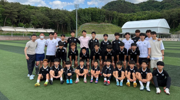 Atletas juntos em academia de futebol em Gangwon, na Coreia do Sul (foto: Reproduo / redes sociais)