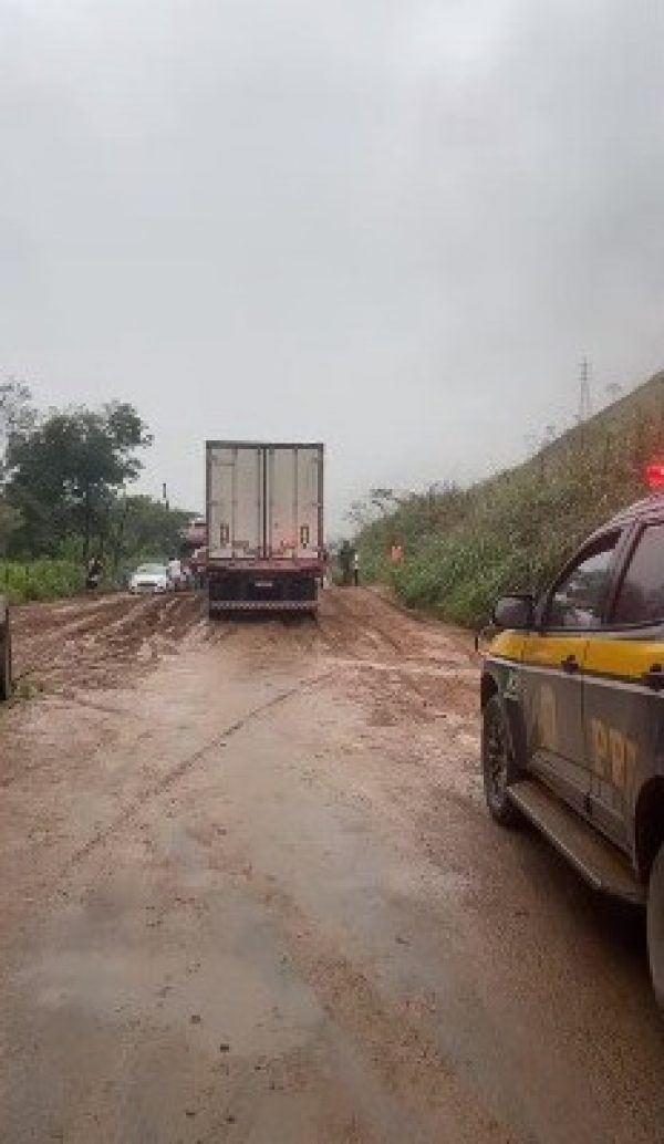 Deslizamentos de terra por causa das chuvas interditam dois trechos da BR-381