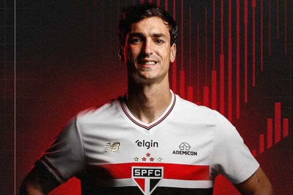 Dinenno com a camisa do So Paulo (foto: Divulgao / So Paulo)