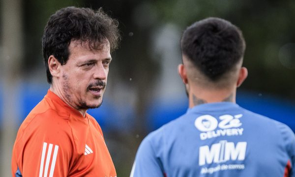 Fernando Diniz orientando jogador do Cruzeiro (foto: Gustavo Aleixo/Cruzeiro)