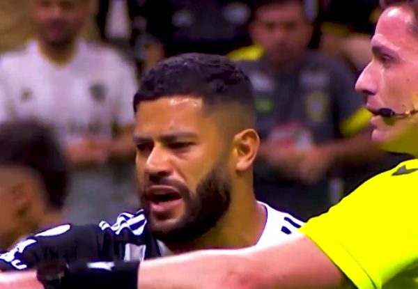 Dublador interpreta reclamações de Hulk em derrota do Atlético para Flamengo