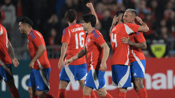 Eduardo Vargas, atacante do Atltico, comemorando gol pela Seleo Chilena em amistoso preparatrio para Copa Amrica (foto: Rodrigo Arangua/AFP)