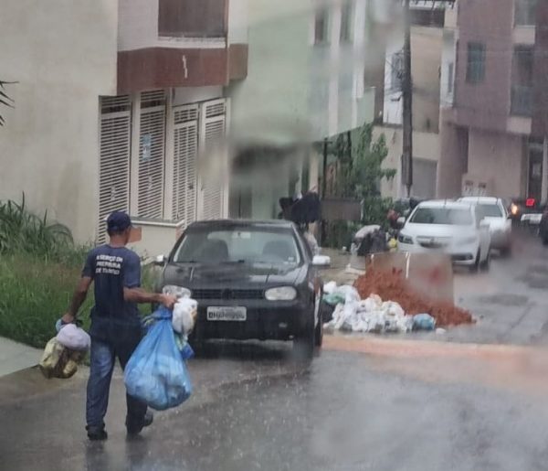 Em Timóteo, coletores de lixo trabalham com chuva sem proteção