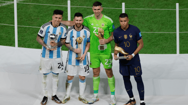 Enzo Fernandez, Messi, Emiliano Martinez e Mbapp durante premiao aps Copa do Mundo Masculina de 2022 (foto: Odd Andersen/AFP)