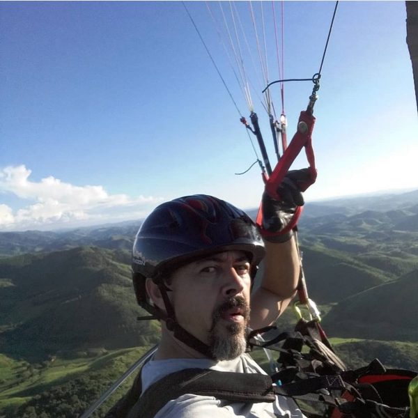 Empresário de Caratinga morre durante voo de parapente em MG