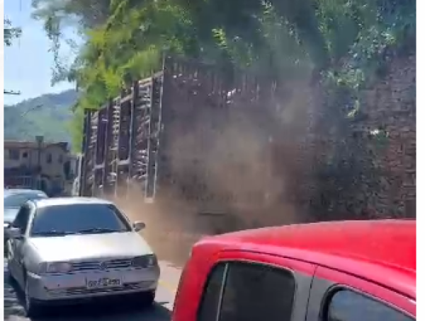 Timóteo afrouxa fiscalização de caminhões. Vídeo mostra caminhão engastalhado na Avenida Acesita